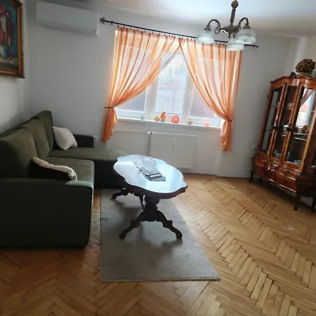 Cozy 2 Bedroom Apartment *
