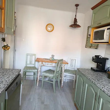 Cozy 2 Bedroom Apartment *